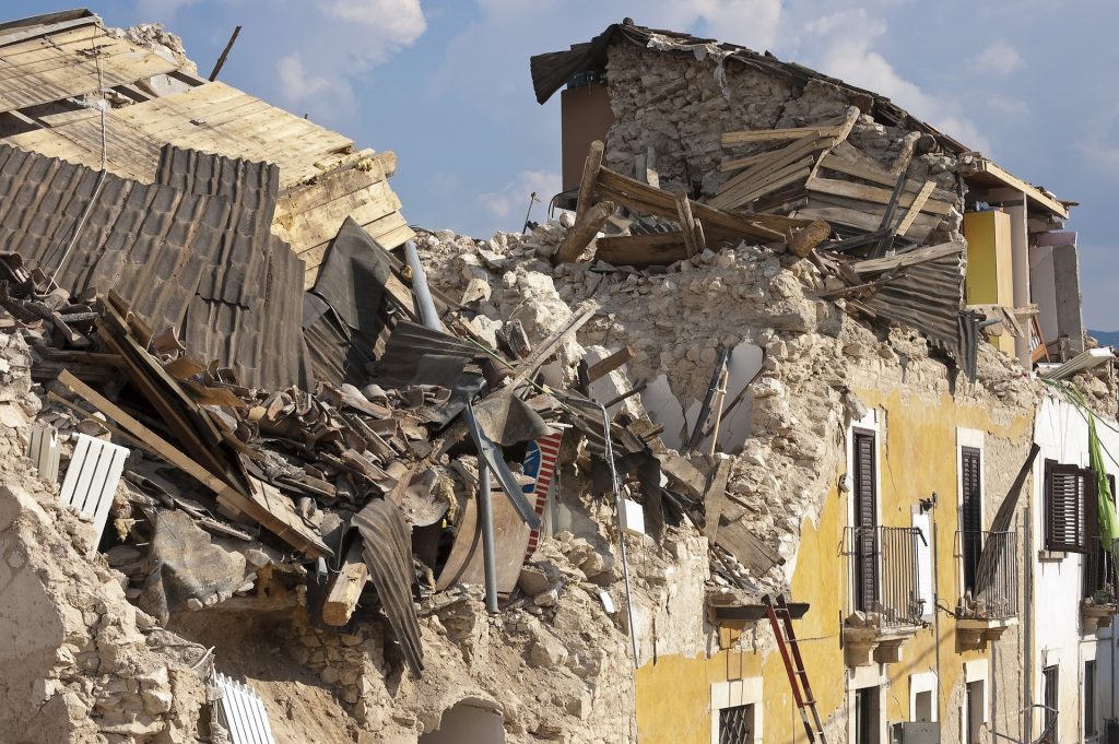 Maanjäristyksen tuhoama kaupunkitalo