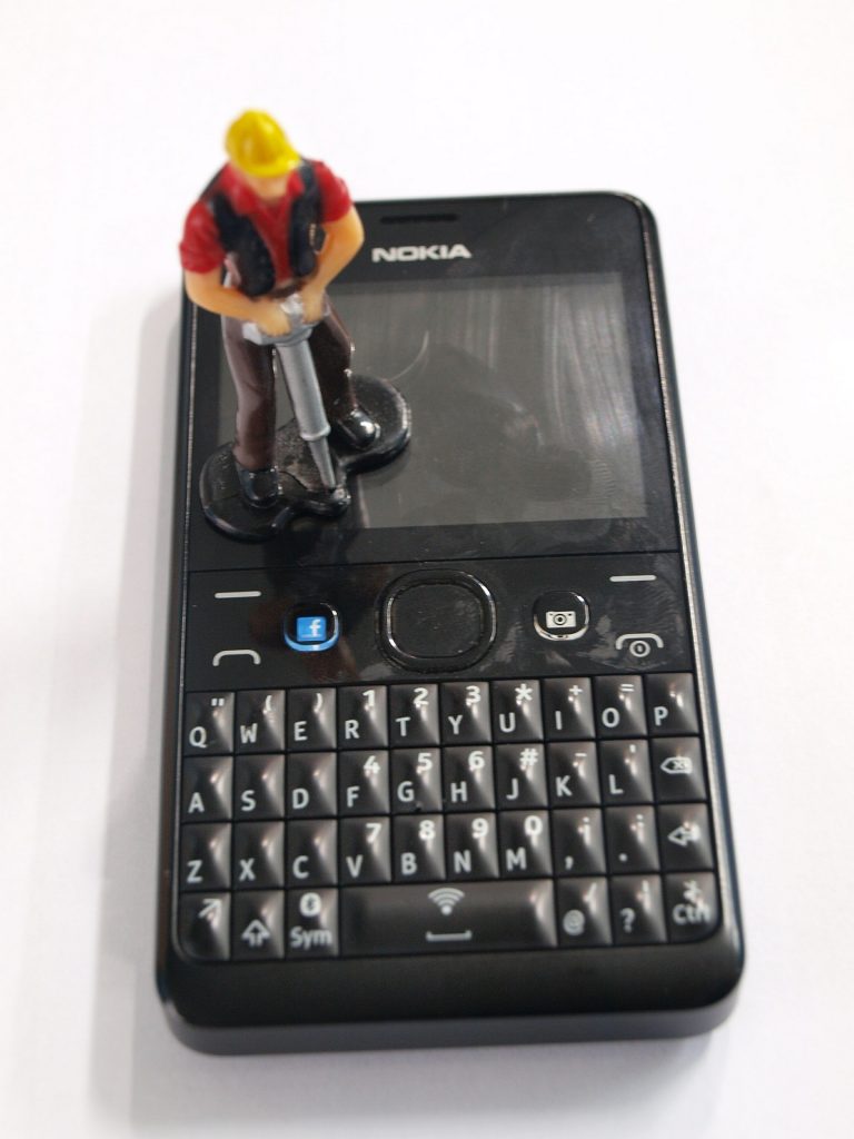 Nokian kapula - connecting people - ja työmies katuporan kanssa.