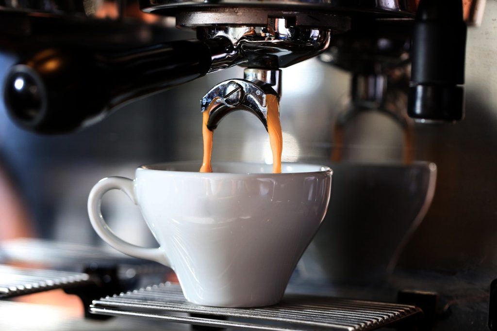 Espresso-automaatti tekee kupillisen kerrallaan.
