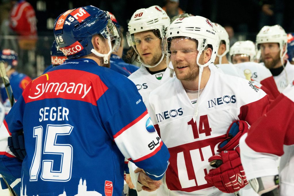 Icehockey teams shaking hands.