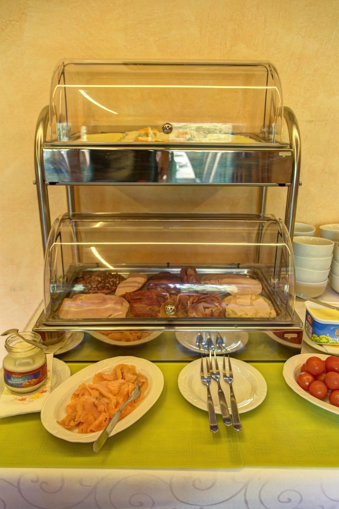 Tyypillinen aamiaispöydän tarjoiluasetelma: Ruokia kolmessa tasossa.
