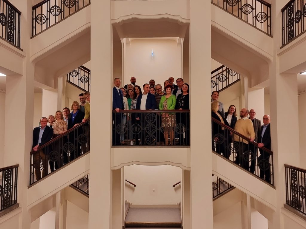 kokouksen osallistujat käsityöläiskamarin portaissa