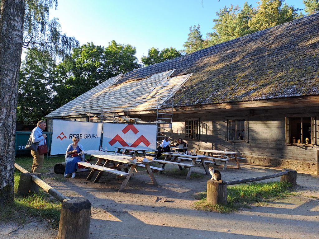 Vanhaan taloon asennetaan uutta pärekattoa