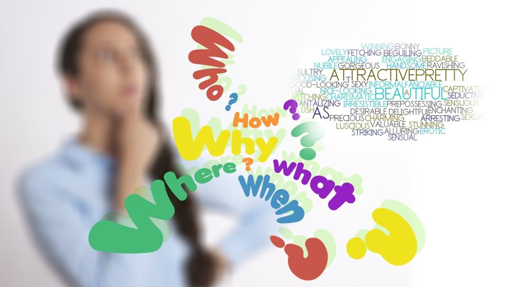 Tyttö ihmettelee sanoja