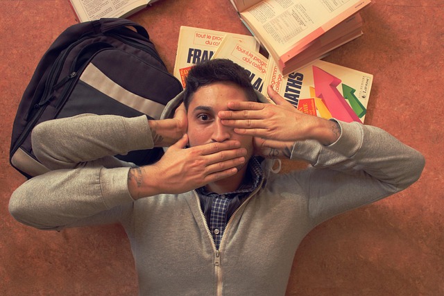 Poika pitää  kättä suun, silmien ja korvien päällä