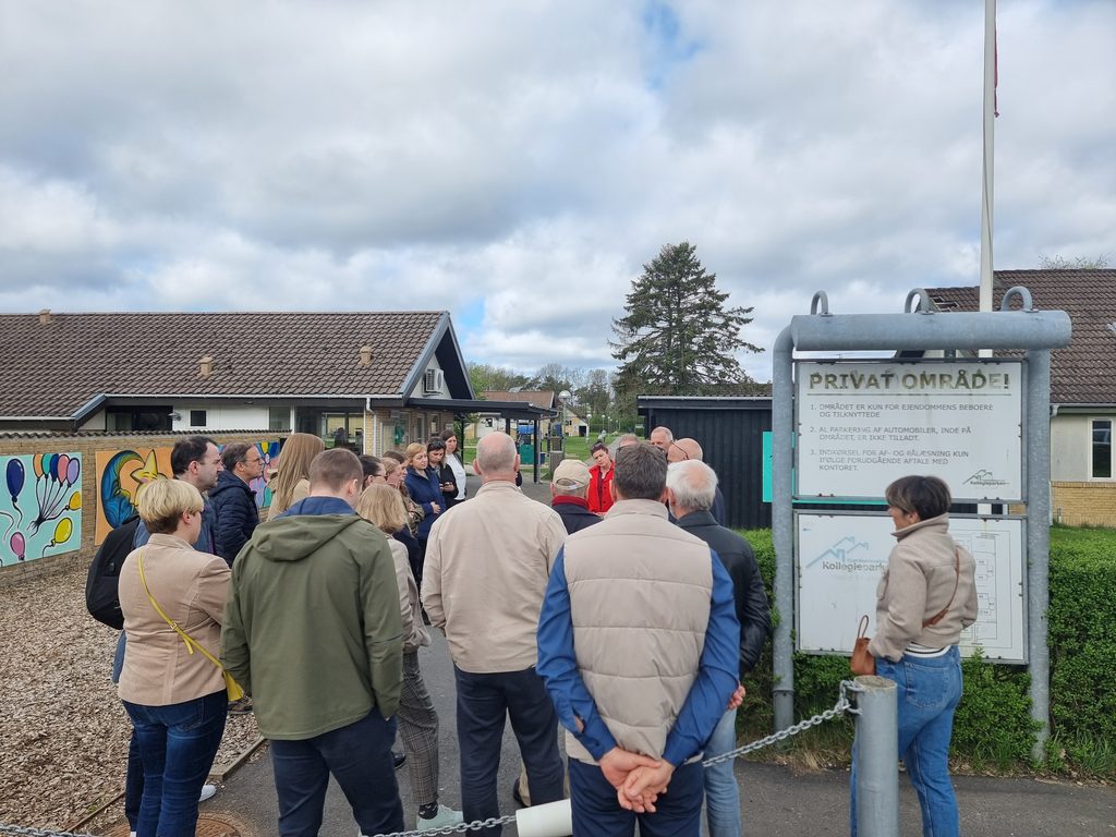Easy Energyn ryhmä vastaanottokeskuksen portailla.